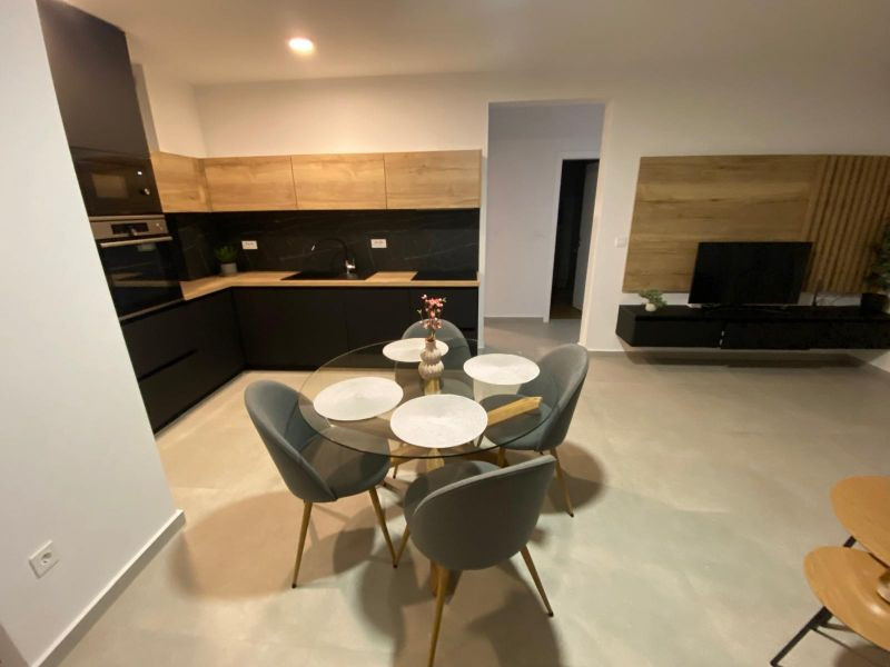 CHORVÁTSKO, PRIVLAKA - MODERNÝ APARTMÁN S VÝHĽADOM NA MORE LEN 150 M OD PLÁŽE