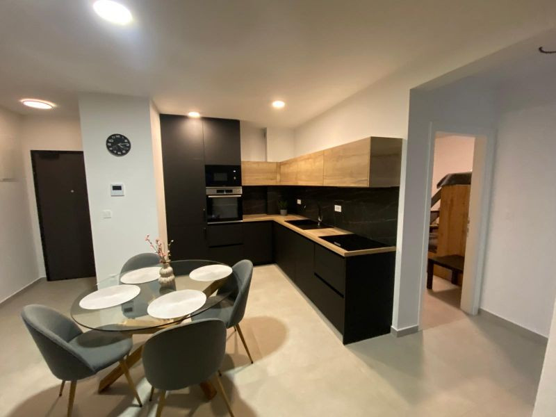 CHORVÁTSKO, PRIVLAKA - MODERNÝ APARTMÁN S VÝHĽADOM NA MORE LEN 150 M OD PLÁŽE