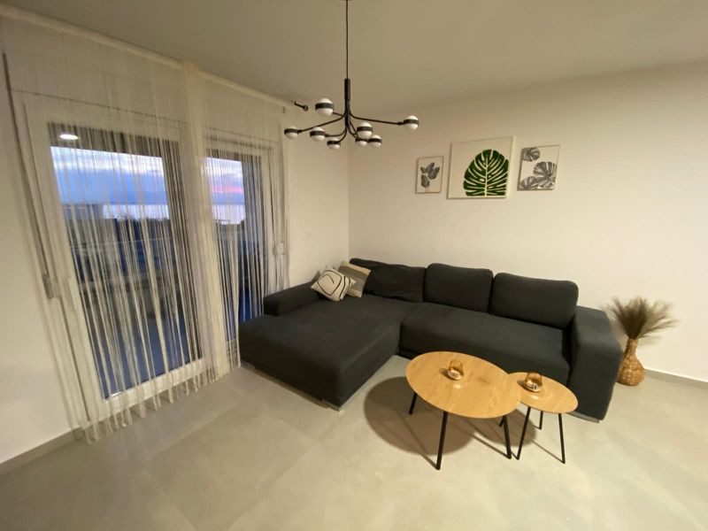 CHORVÁTSKO, PRIVLAKA - MODERNÝ APARTMÁN S VÝHĽADOM NA MORE LEN 150 M OD PLÁŽE