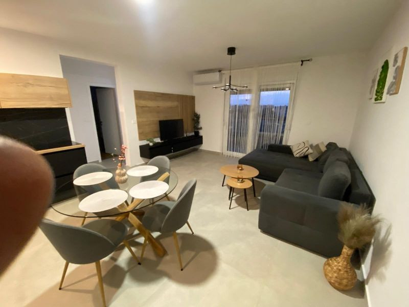 CHORVÁTSKO, PRIVLAKA - MODERNÝ APARTMÁN S VÝHĽADOM NA MORE LEN 150 M OD PLÁŽE