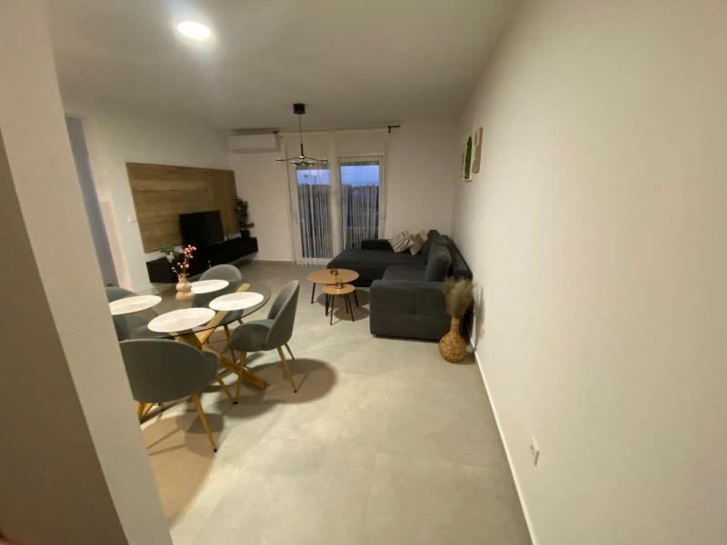 CHORVÁTSKO, PRIVLAKA - MODERNÝ APARTMÁN S VÝHĽADOM NA MORE LEN 150 M OD PLÁŽE