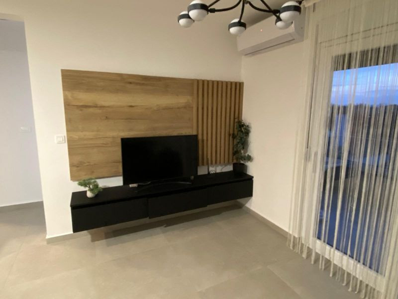 CHORVÁTSKO, PRIVLAKA - MODERNÝ APARTMÁN S VÝHĽADOM NA MORE LEN 150 M OD PLÁŽE