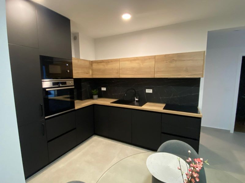 CHORVÁTSKO, PRIVLAKA - MODERNÝ APARTMÁN S VÝHĽADOM NA MORE LEN 150 M OD PLÁŽE