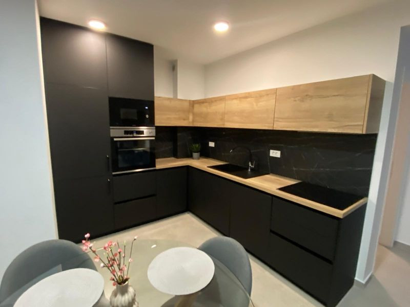 CHORVÁTSKO, PRIVLAKA - MODERNÝ APARTMÁN S VÝHĽADOM NA MORE LEN 150 M OD PLÁŽE