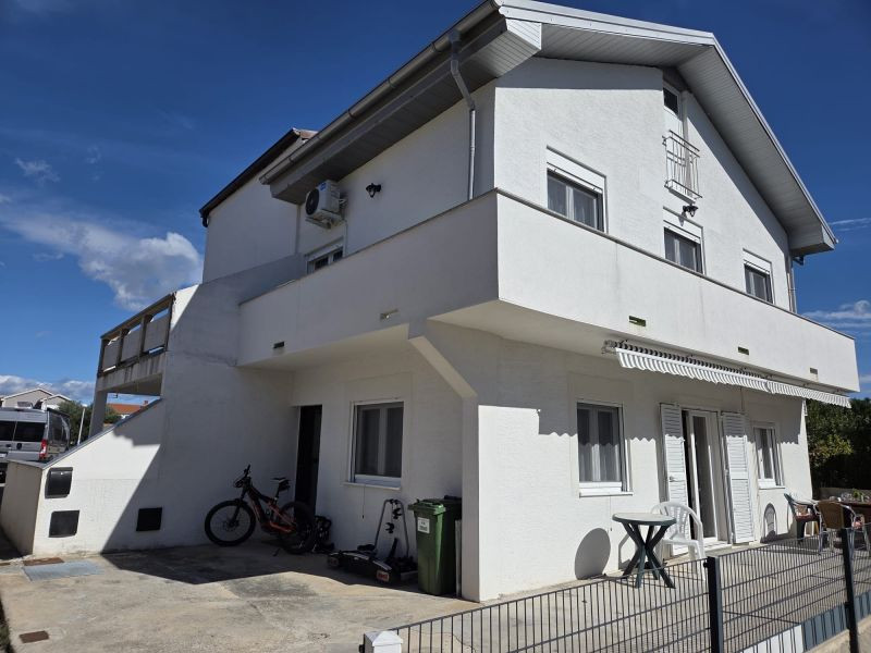 Chorvátsko- Dom s výhľadom na more blízko pláže na ostrove Vir