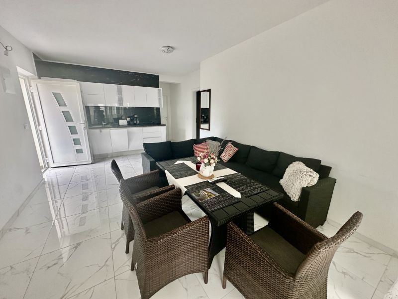 Chorvátsko , ostrov Vir - Na predaj trojizbový apartmán s výhľadom na more