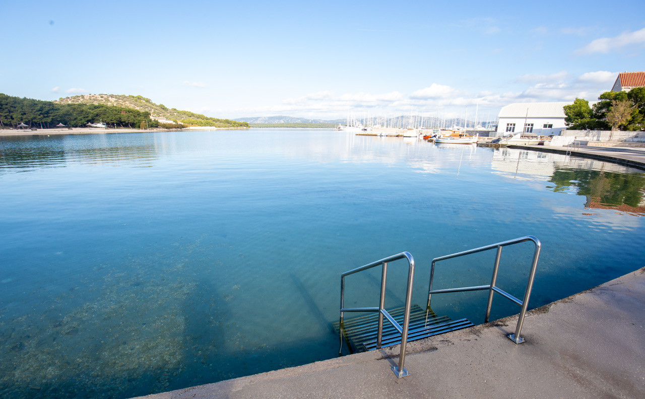 Chorvátsko, ostrov Murter - Exluzívne na predaj prízemný rodinný dom pri pláži