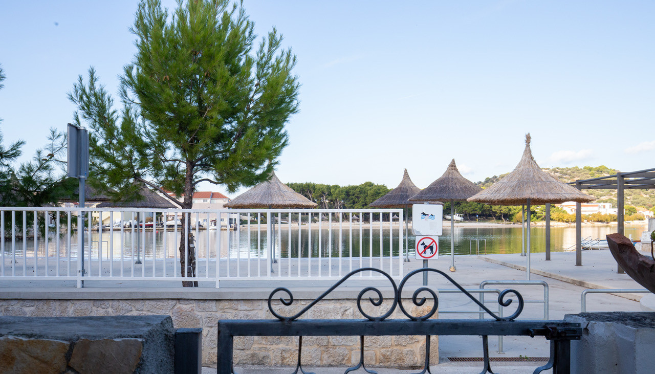 Chorvátsko, ostrov Murter - Exluzívne na predaj prízemný rodinný dom pri pláži