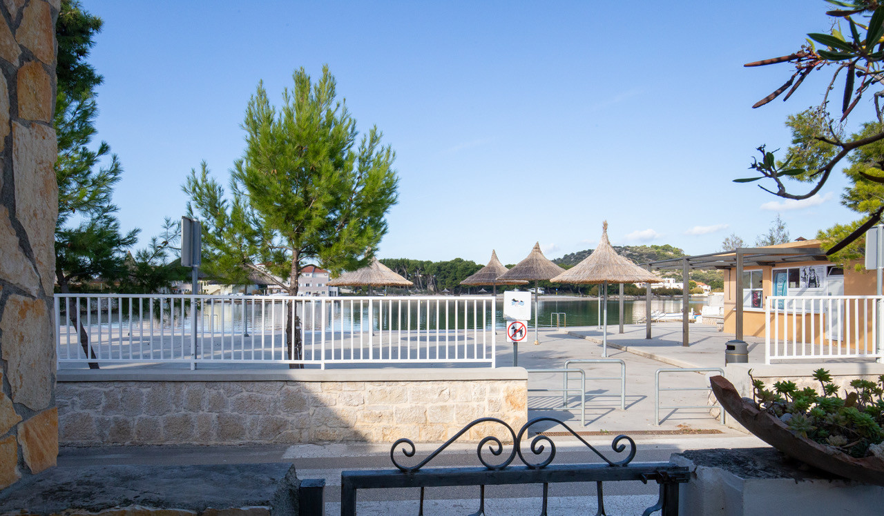 Chorvátsko, ostrov Murter - Exluzívne na predaj prízemný rodinný dom pri pláži