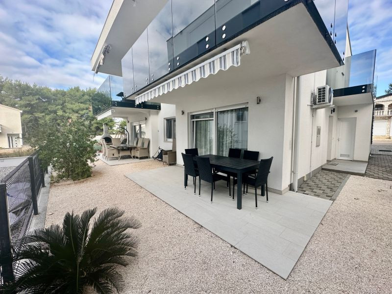 CHORVÁTSKO : VIR – PRÍZEMNÝ APARTMÁN S TERASOU, IBA 70 M OD MORA!