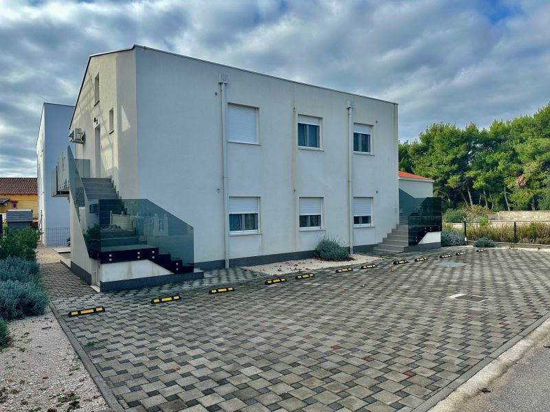 CHORVÁTSKO : VIR – PRÍZEMNÝ APARTMÁN S TERASOU, IBA 70 M OD MORA!