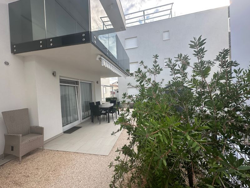 CHORVÁTSKO : VIR – PRÍZEMNÝ APARTMÁN S TERASOU, IBA 70 M OD MORA!