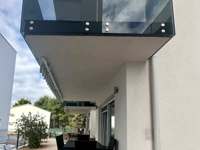 CHORVÁTSKO : VIR – PRÍZEMNÝ APARTMÁN S TERASOU, IBA 70 M OD MORA!