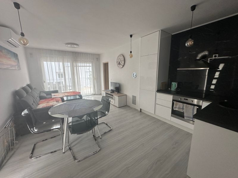 CHORVÁTSKO : VIR – PRÍZEMNÝ APARTMÁN S TERASOU, IBA 70 M OD MORA!