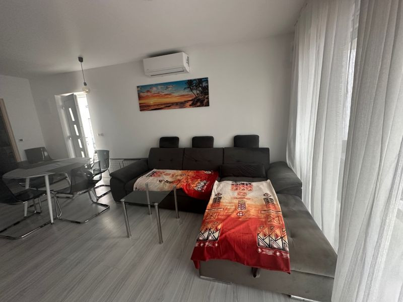 CHORVÁTSKO : VIR – PRÍZEMNÝ APARTMÁN S TERASOU, IBA 70 M OD MORA!