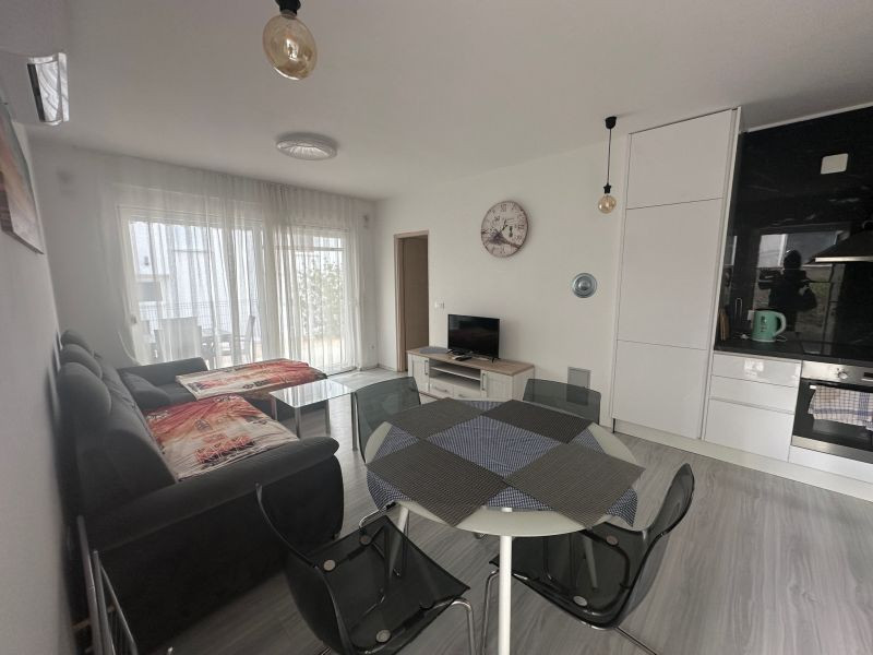 CHORVÁTSKO : VIR – PRÍZEMNÝ APARTMÁN S TERASOU, IBA 70 M OD MORA!