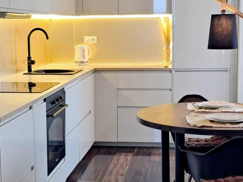 CHORVÁTSKO, OSTROV VIR  NA PREDAJ ŠTÝLOVÝ APARTMÁN S VÝHĽADOM NA MORE