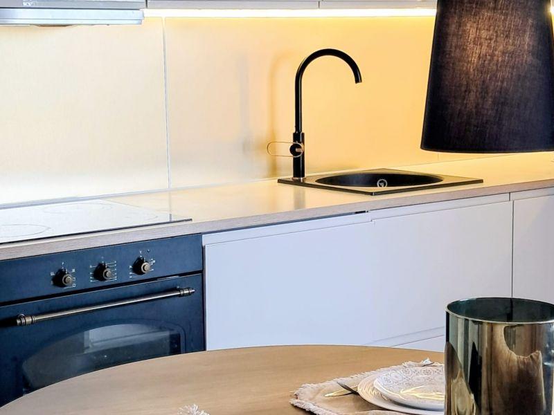 CHORVÁTSKO, OSTROV VIR  NA PREDAJ ŠTÝLOVÝ APARTMÁN S VÝHĽADOM NA MORE