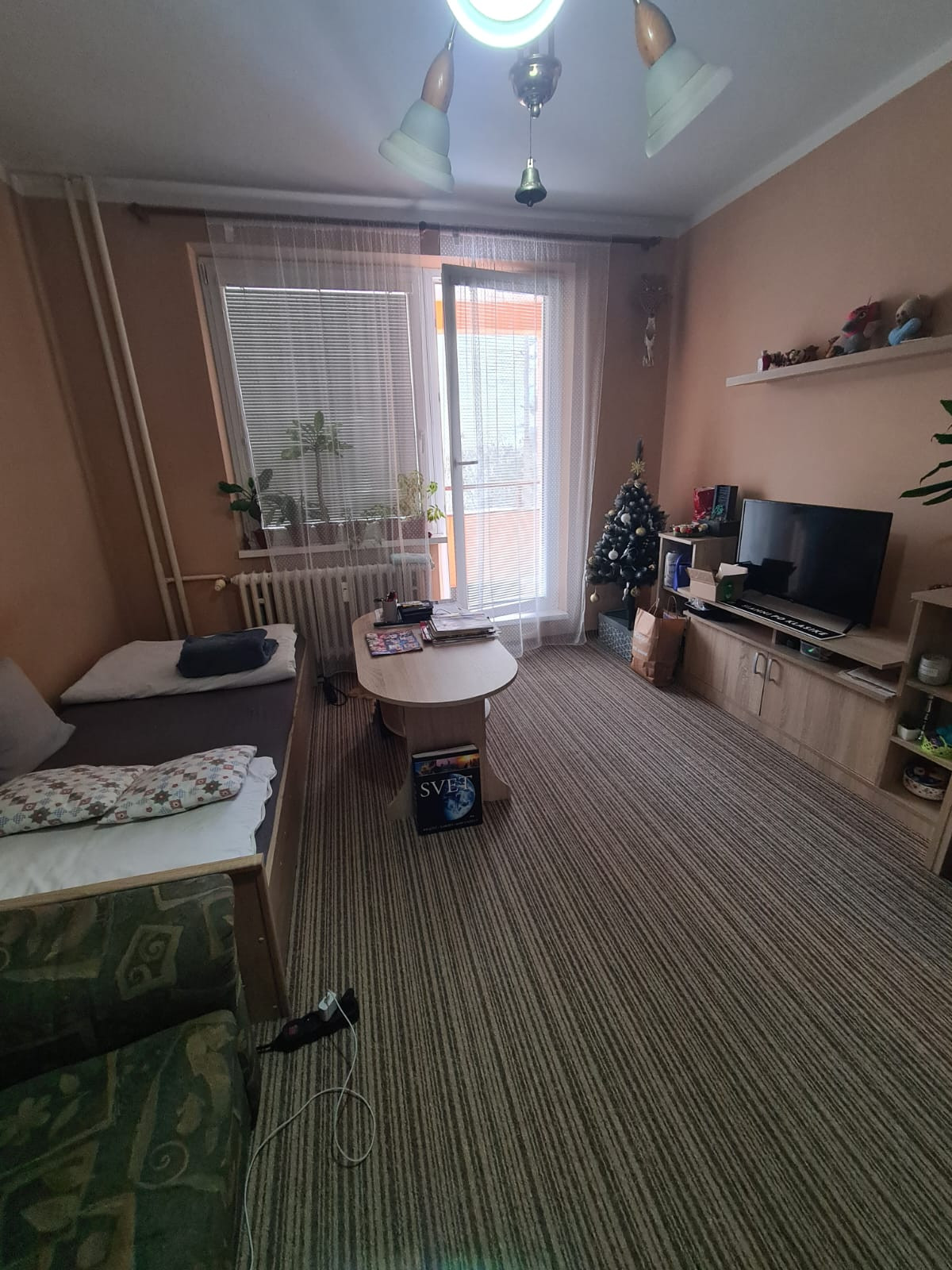 Pôvodný 2-izbový byt s južnou loggiou a nízkymi nákladmi – centrum Brezna - PREDAJ