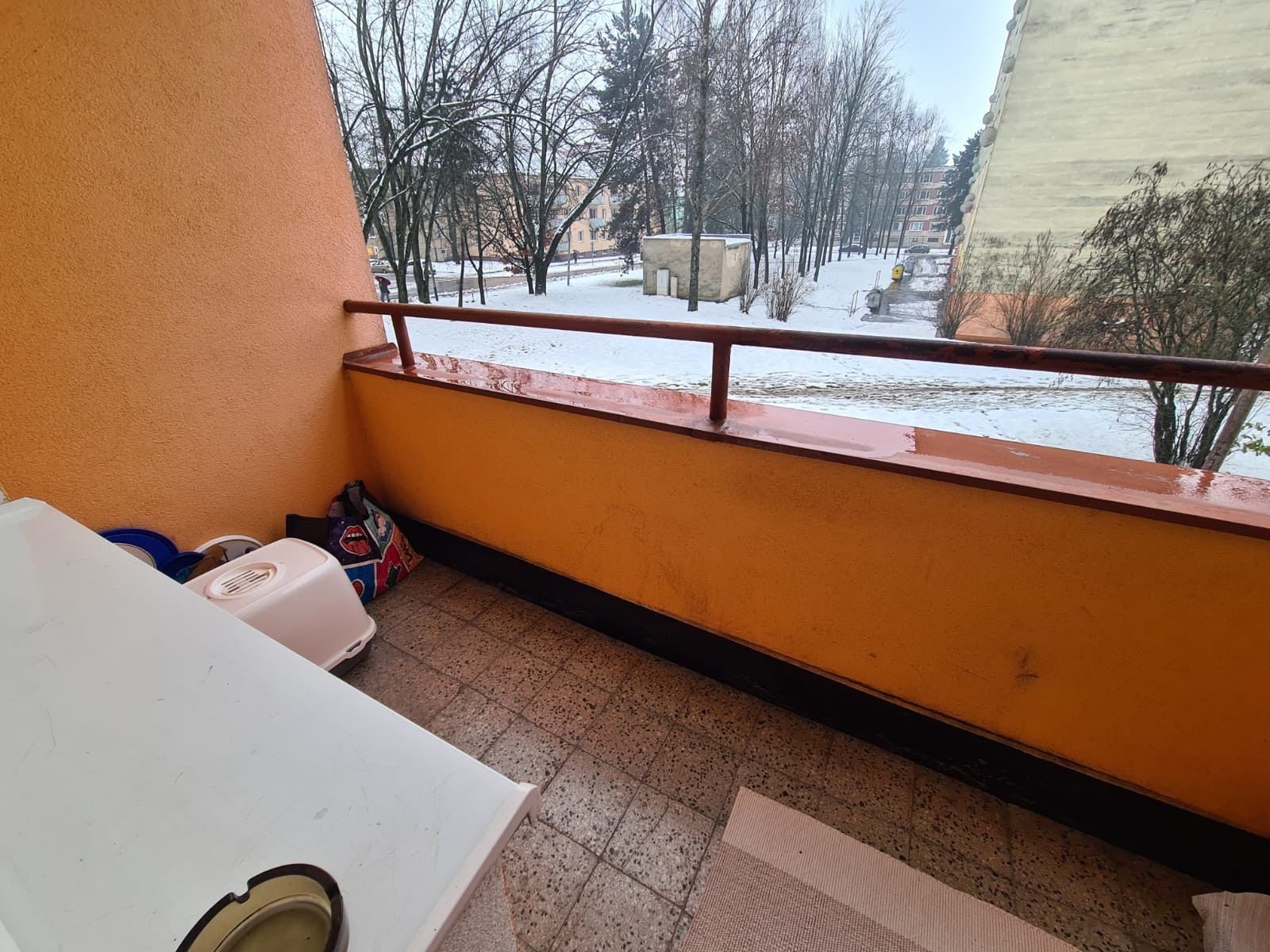 Pôvodný 2-izbový byt s južnou loggiou a nízkymi nákladmi – centrum Brezna - PREDAJ