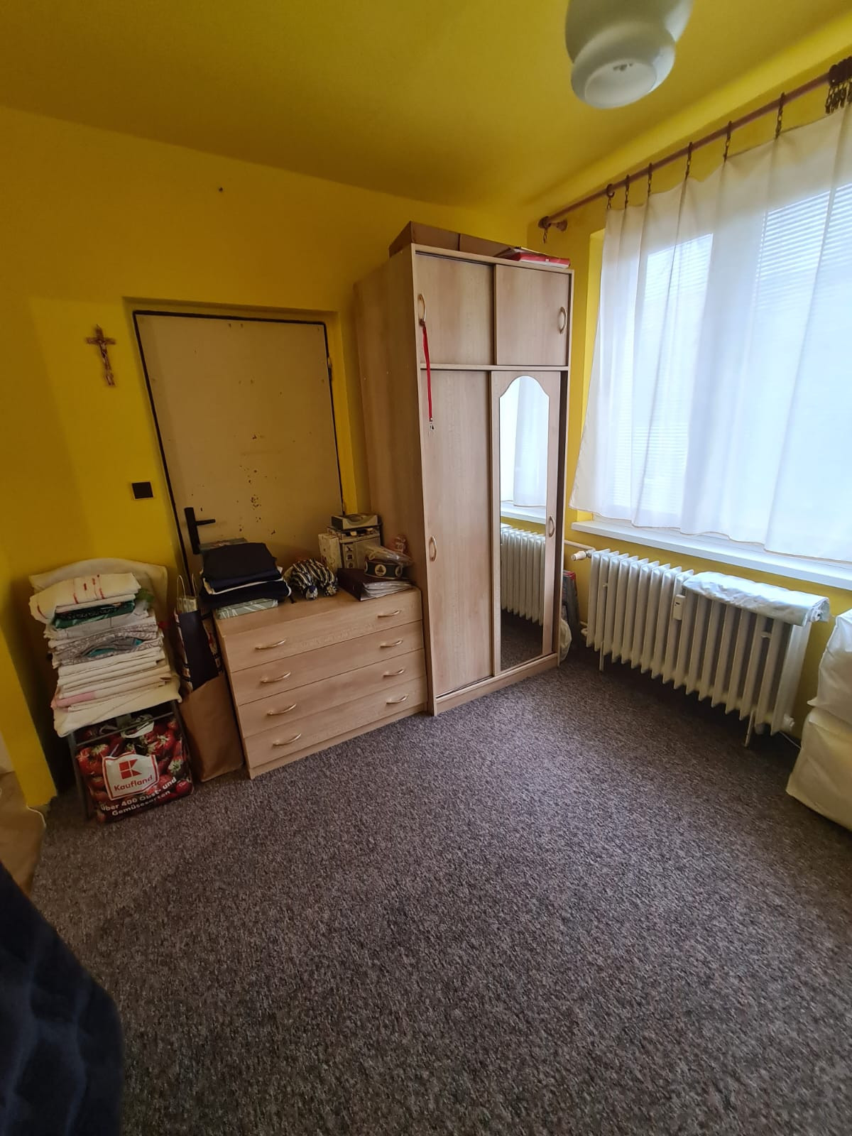 Pôvodný 2-izbový byt s južnou loggiou a nízkymi nákladmi – centrum Brezna - PREDAJ