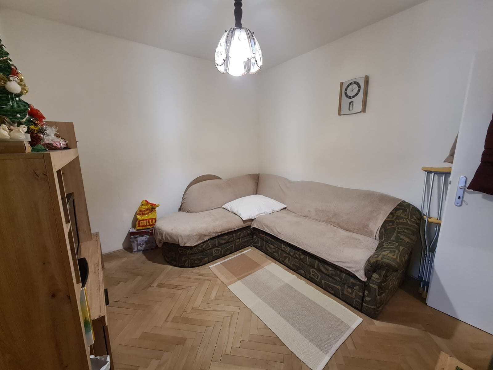 Pôvodný 2-izbový byt s južnou loggiou a nízkymi nákladmi – centrum Brezna - PREDAJ