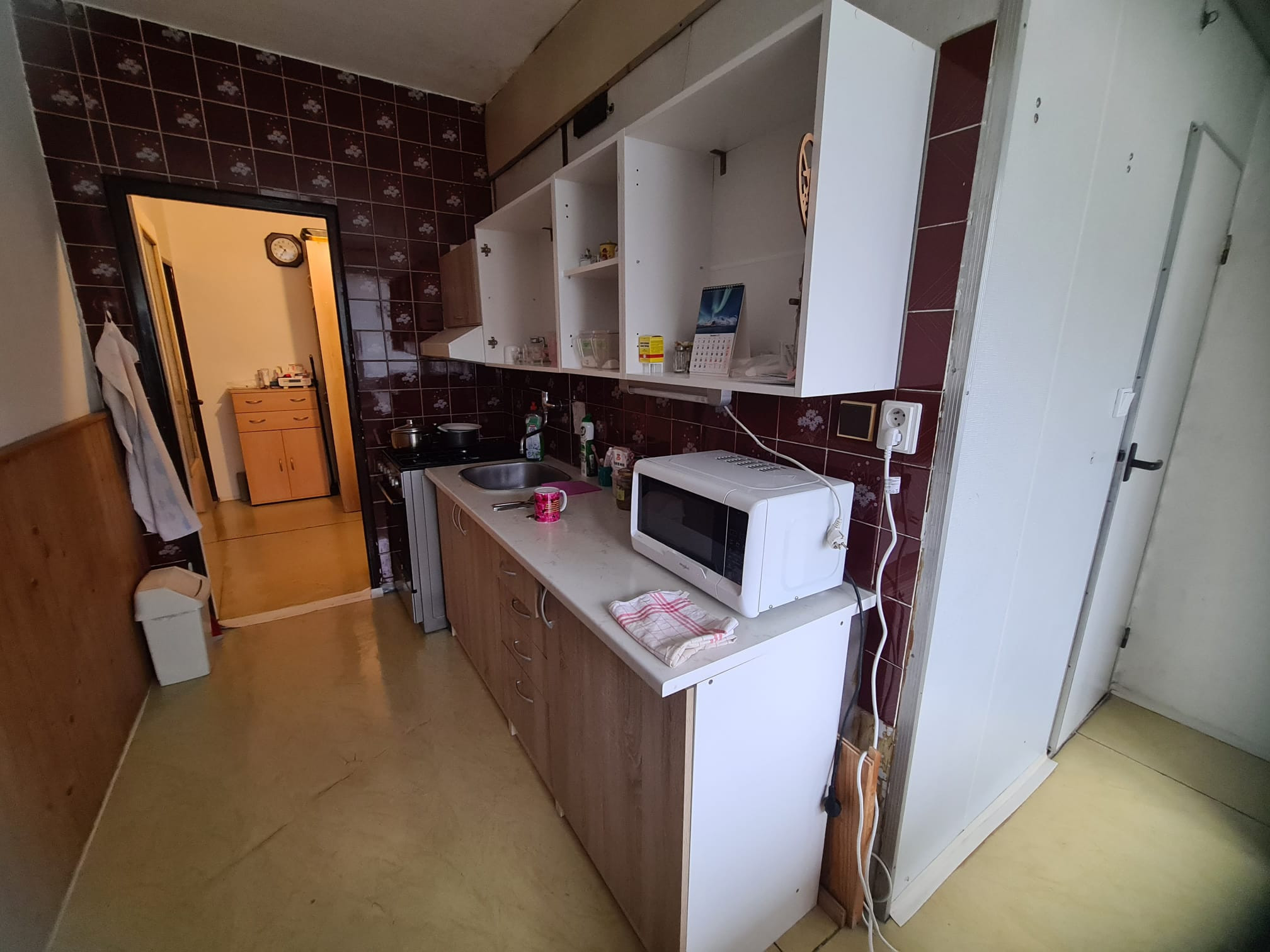 Pôvodný 2-izbový byt s južnou loggiou a nízkymi nákladmi – centrum Brezna - PREDAJ