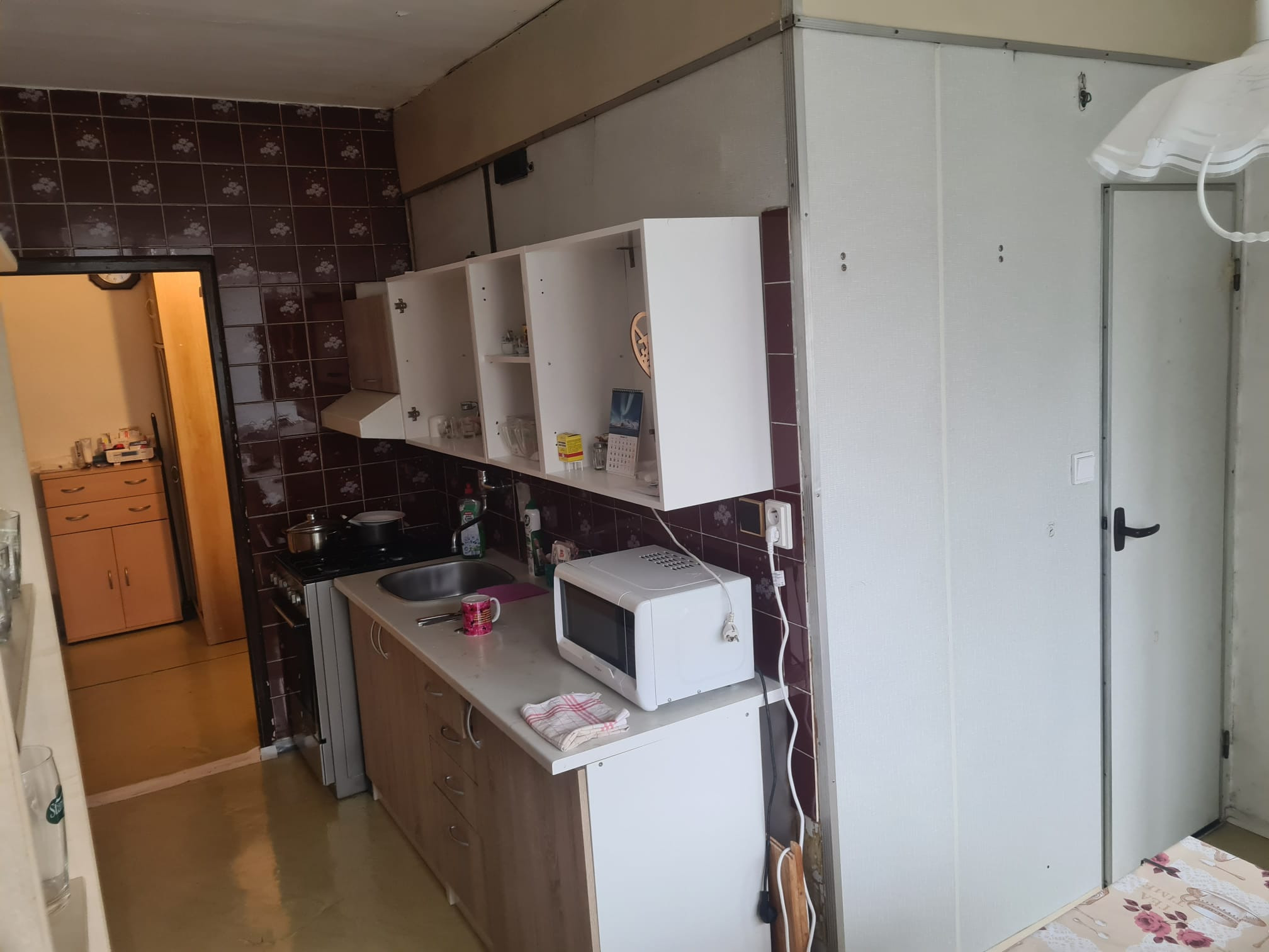 Pôvodný 2-izbový byt s južnou loggiou a nízkymi nákladmi – centrum Brezna - PREDAJ