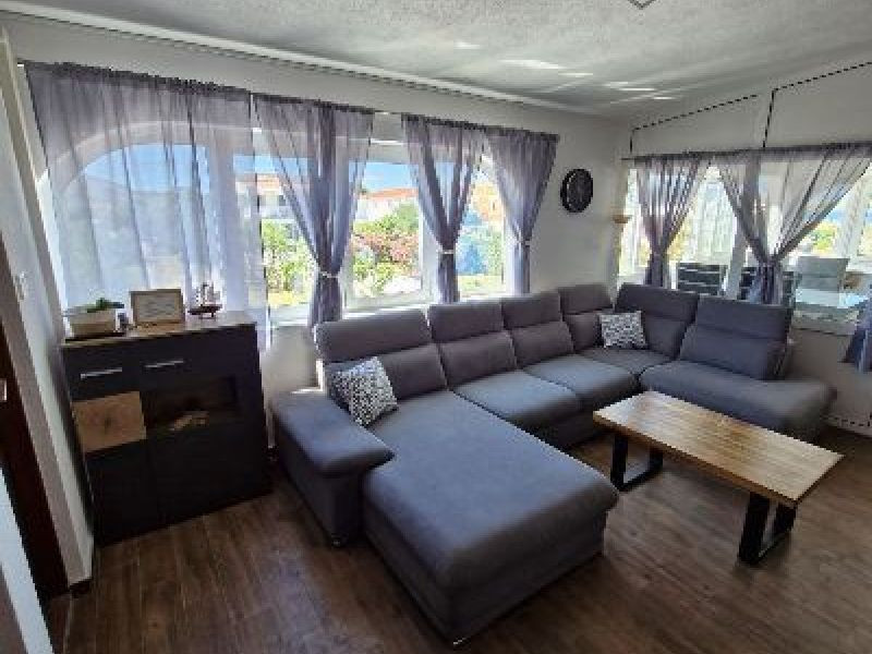 Chorvátsko, ostrov Vir - Na predaj priestranný apartmán s výhľadom na more!