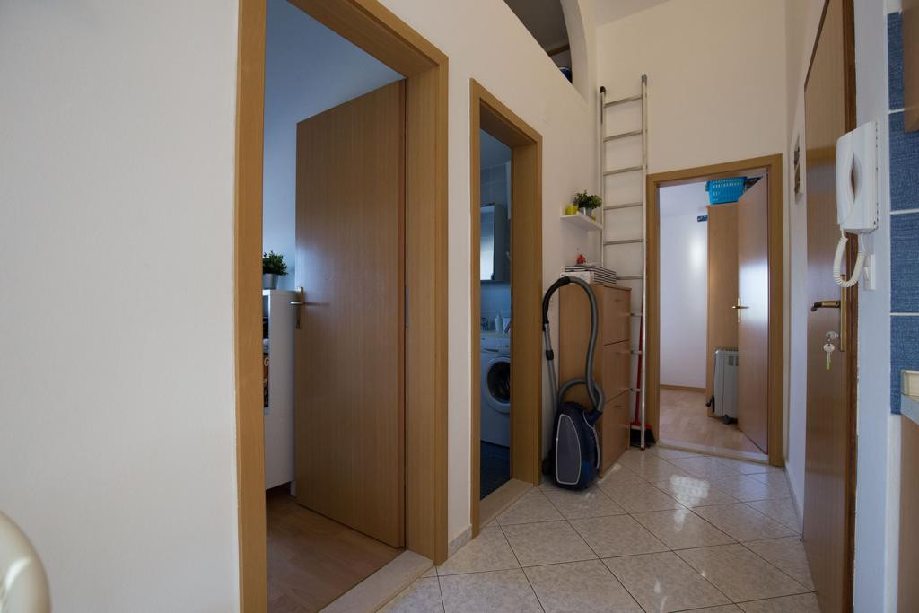 Chorvátsko , Petrčane - Na predaj zariadený apartmán s terasou