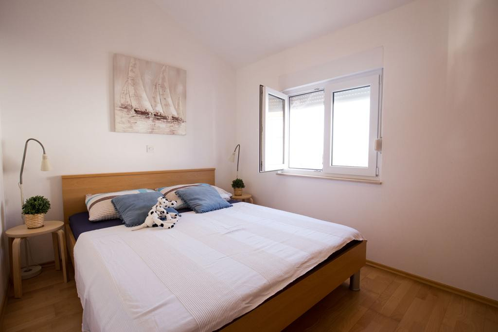 Chorvátsko , Petrčane - Na predaj zariadený apartmán s terasou