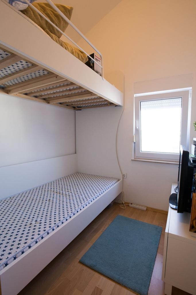 Chorvátsko , Petrčane - Na predaj zariadený apartmán s terasou