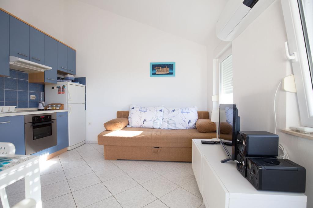 Chorvátsko , Petrčane - Na predaj zariadený apartmán s terasou