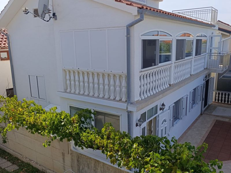 Chorvátsko - Na predaj dom s dvoma apartmánmi len 90 m od mora – Vrsi!