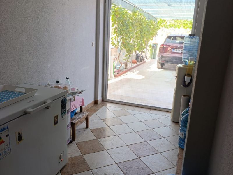 Chorvátsko - Na predaj dom s dvoma apartmánmi len 90 m od mora – Vrsi!