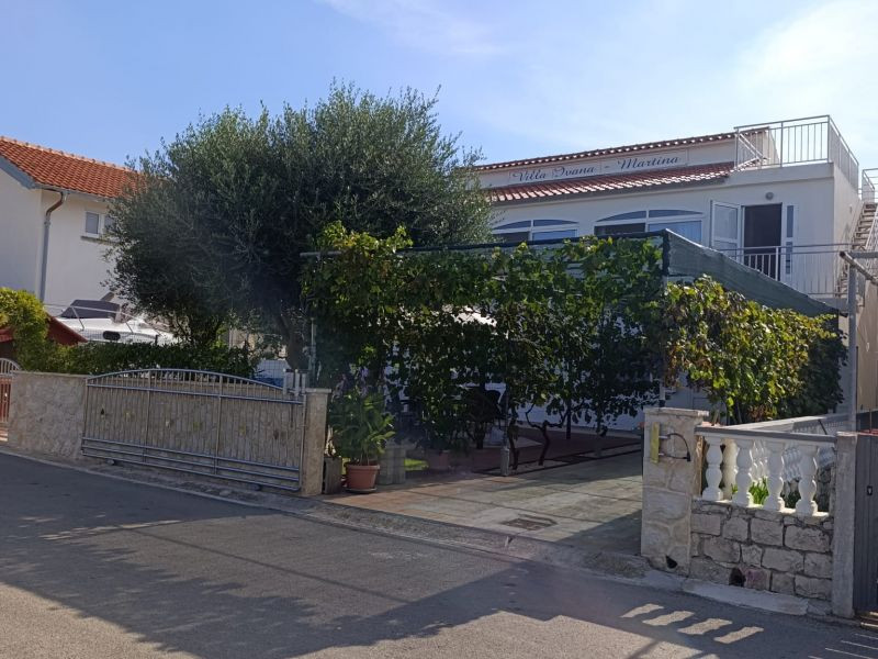 Chorvátsko - Na predaj dom s dvoma apartmánmi len 90 m od mora – Vrsi!