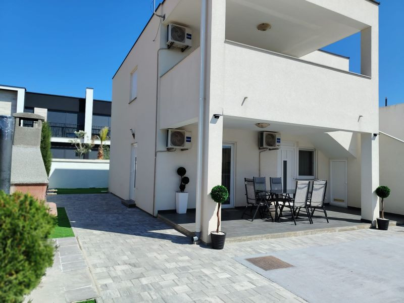 Na predaj dom 3x apartmán len 100m od mora - Chorvátsko -Privlaka