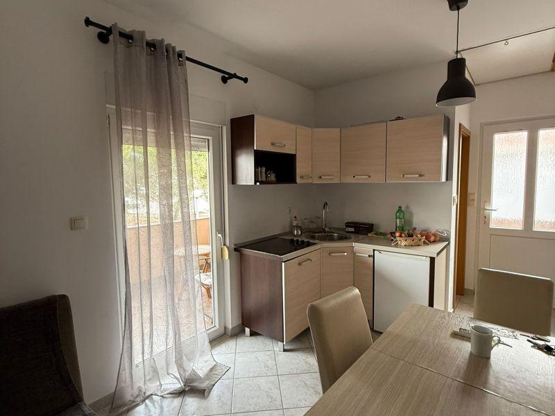 Chorvátsko - Apartmán s dvorom len 300m od mora na ostrove Vir