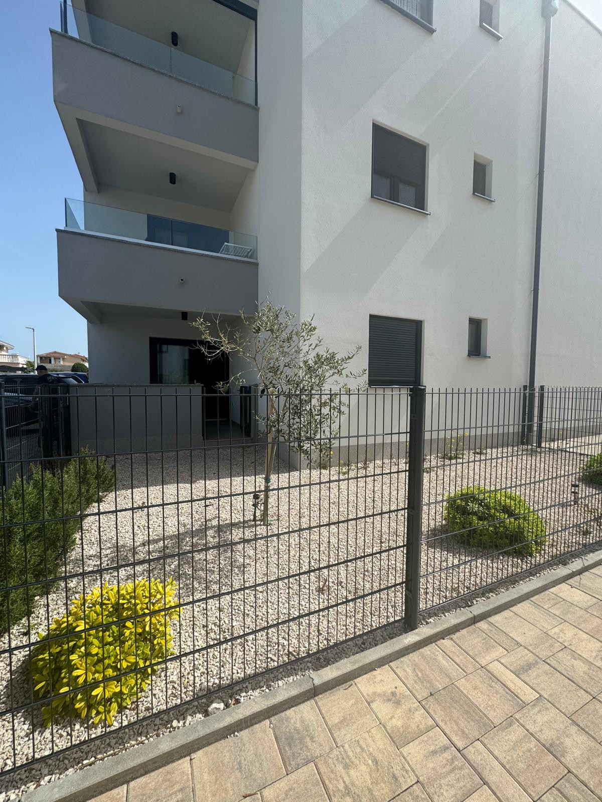 Chorvátsko - Zariadená novostavba so záhradou len 90m od pláže v Privlake