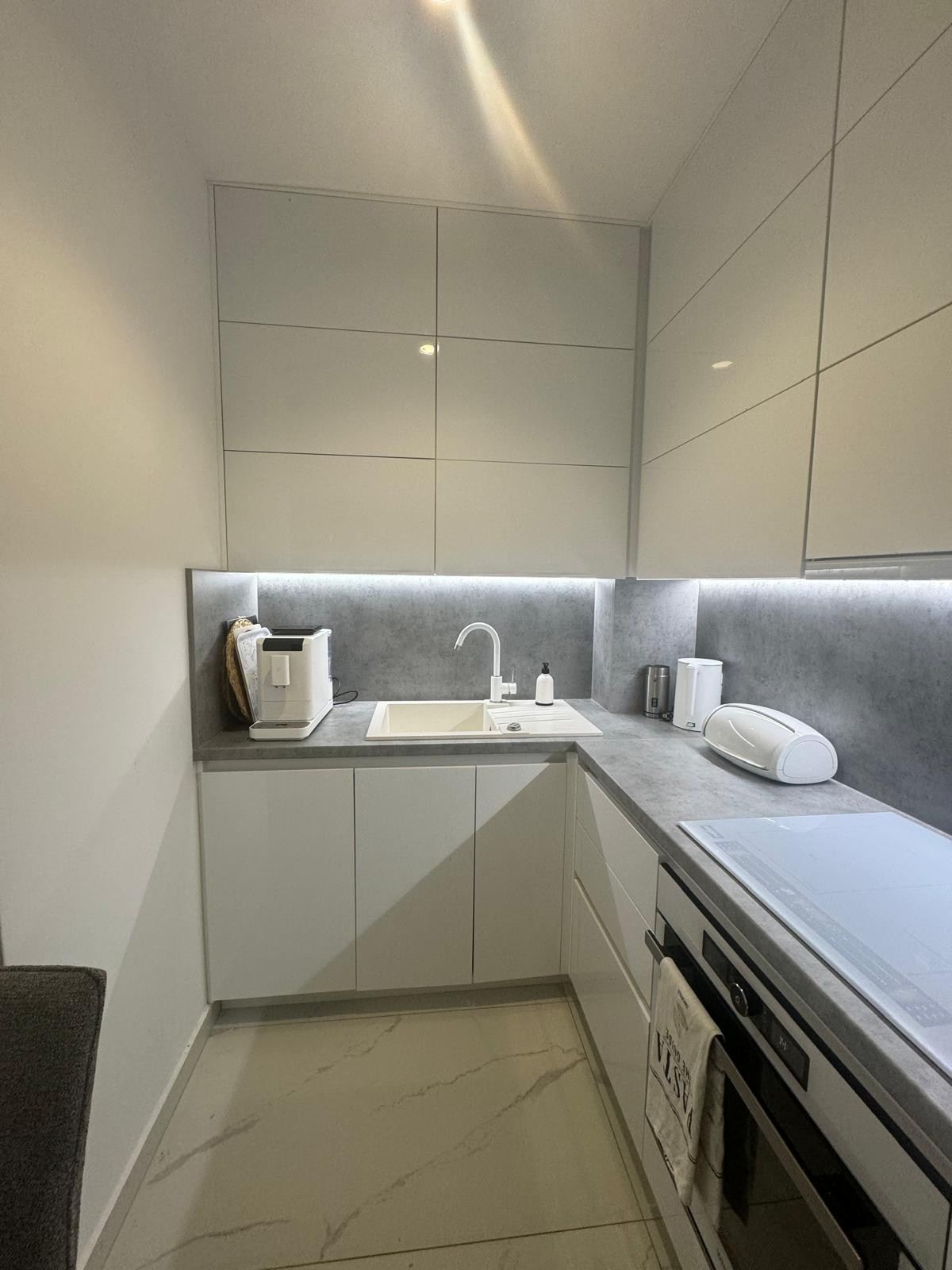 Chorvátsko - Zariadená novostavba so záhradou len 90m od pláže v Privlake