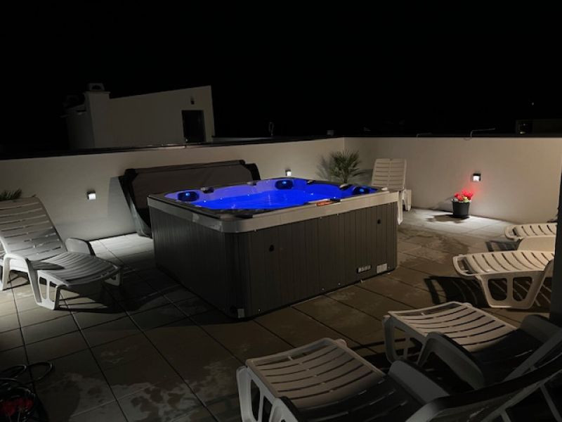 Chorvátsko - Zariadený apartmán so strešnou terasou len 150m od mora