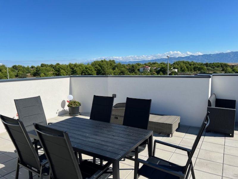 Chorvátsko - Zariadený apartmán so strešnou terasou len 150m od mora