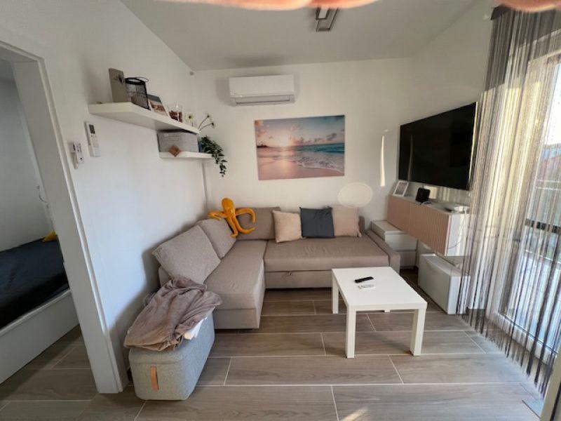 Chorvátsko - Zariadený apartmán so strešnou terasou len 150m od mora