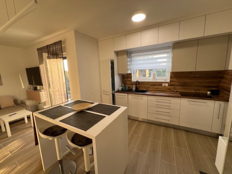 Chorvátsko - Zariadený apartmán so strešnou terasou len 150m od mora