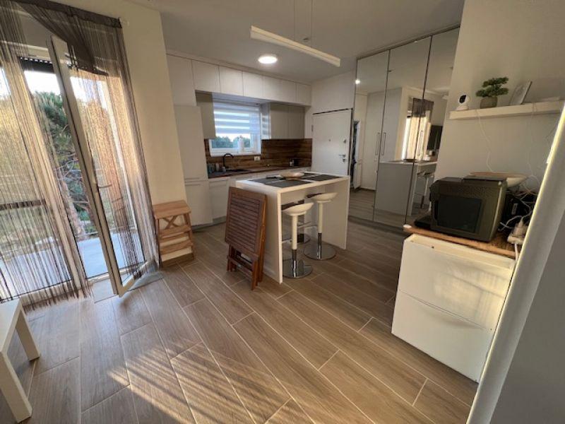 Chorvátsko - Zariadený apartmán so strešnou terasou len 150m od mora