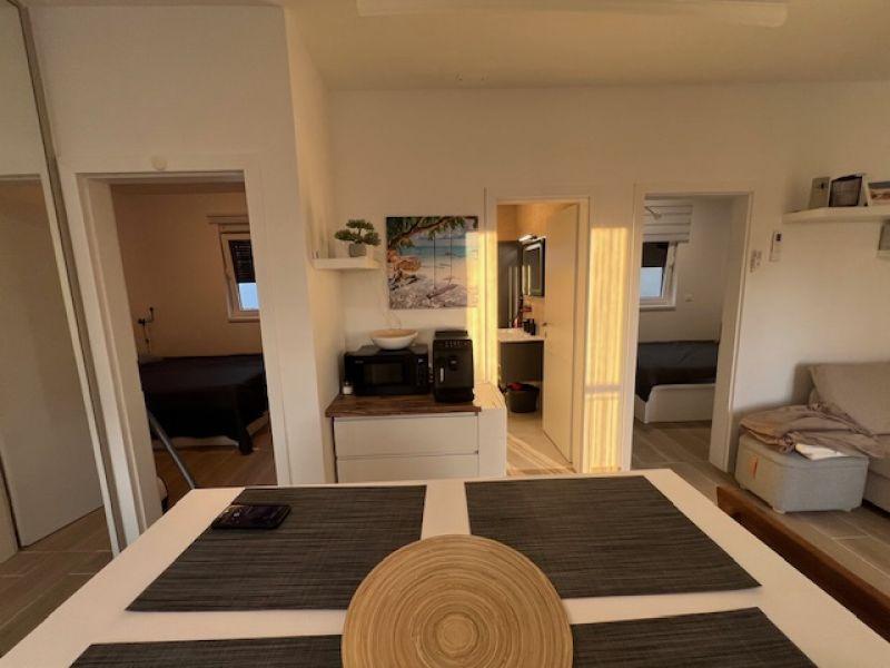 Chorvátsko - Zariadený apartmán so strešnou terasou len 150m od mora