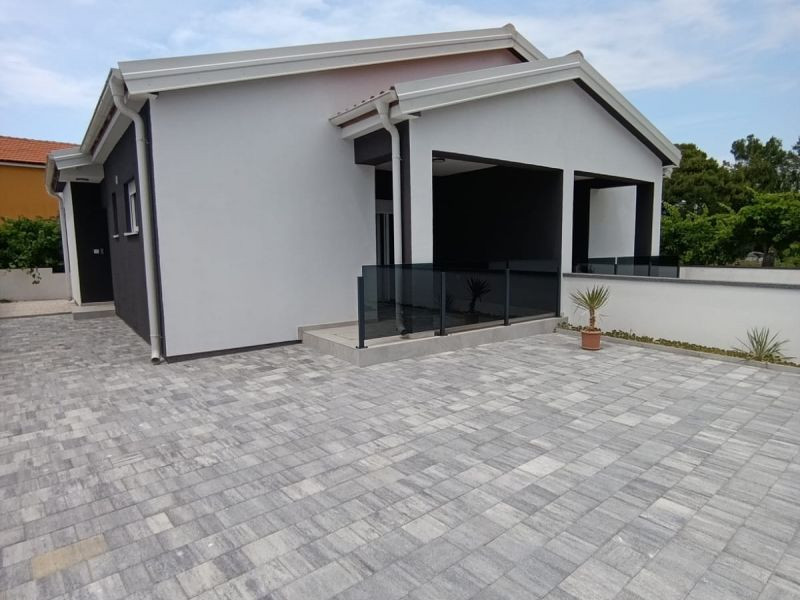 Chorvátsko Novostavba rodinného domu so záhradou na ostrove Vir