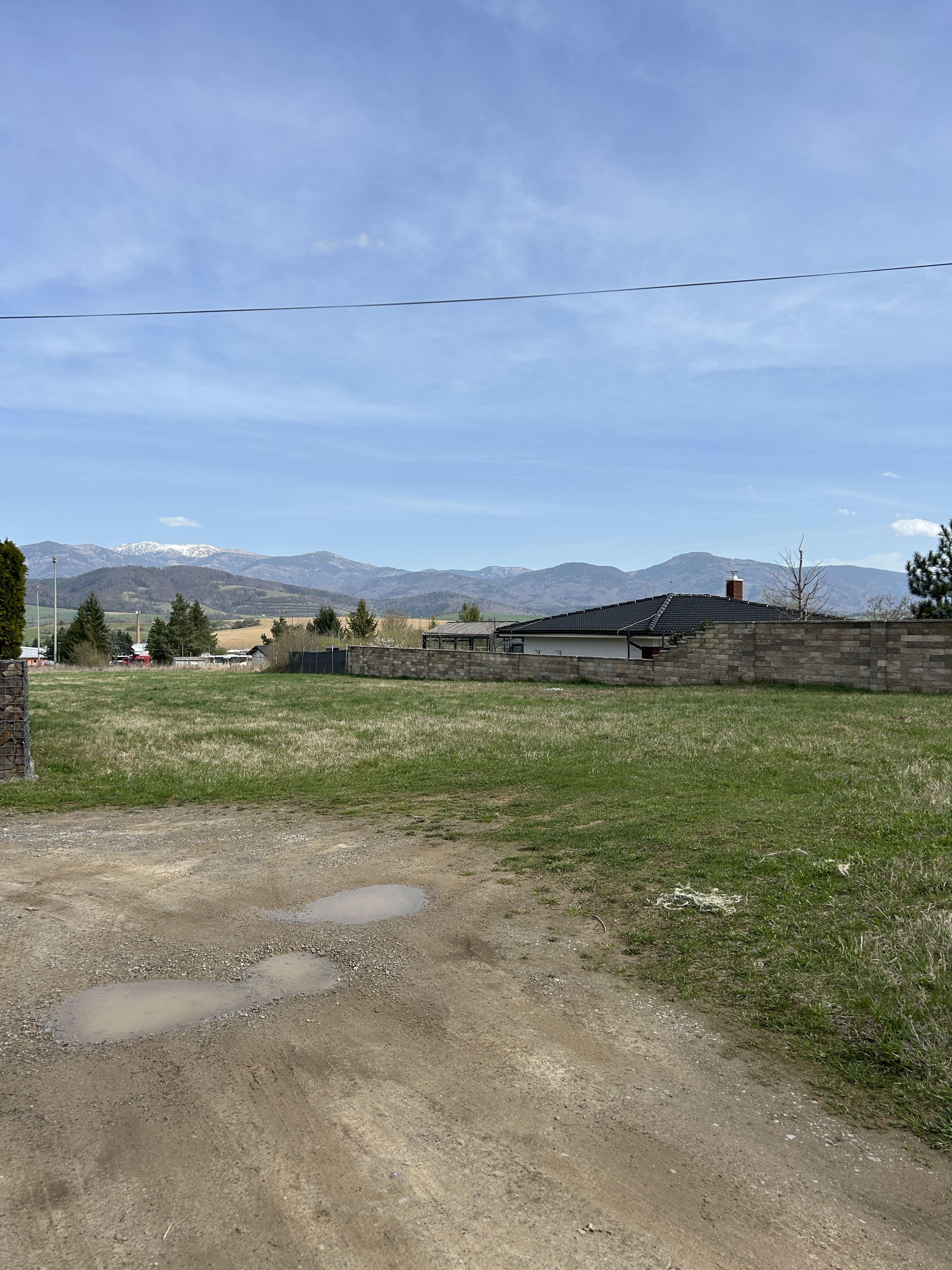 Krásny rovinatý stavebný pozemok v Brezne časť Rovne