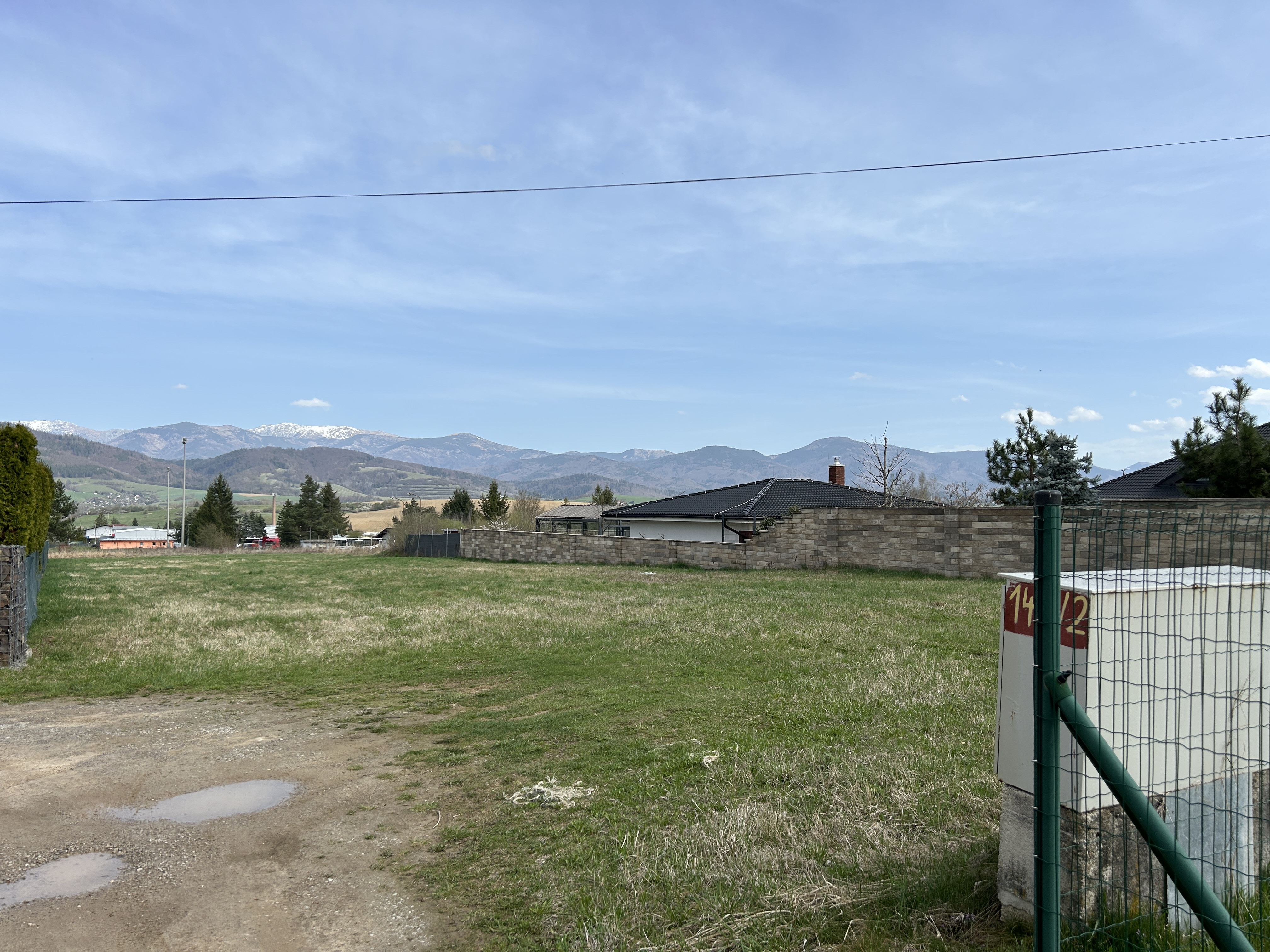 Krásny rovinatý stavebný pozemok v Brezne časť Rovne