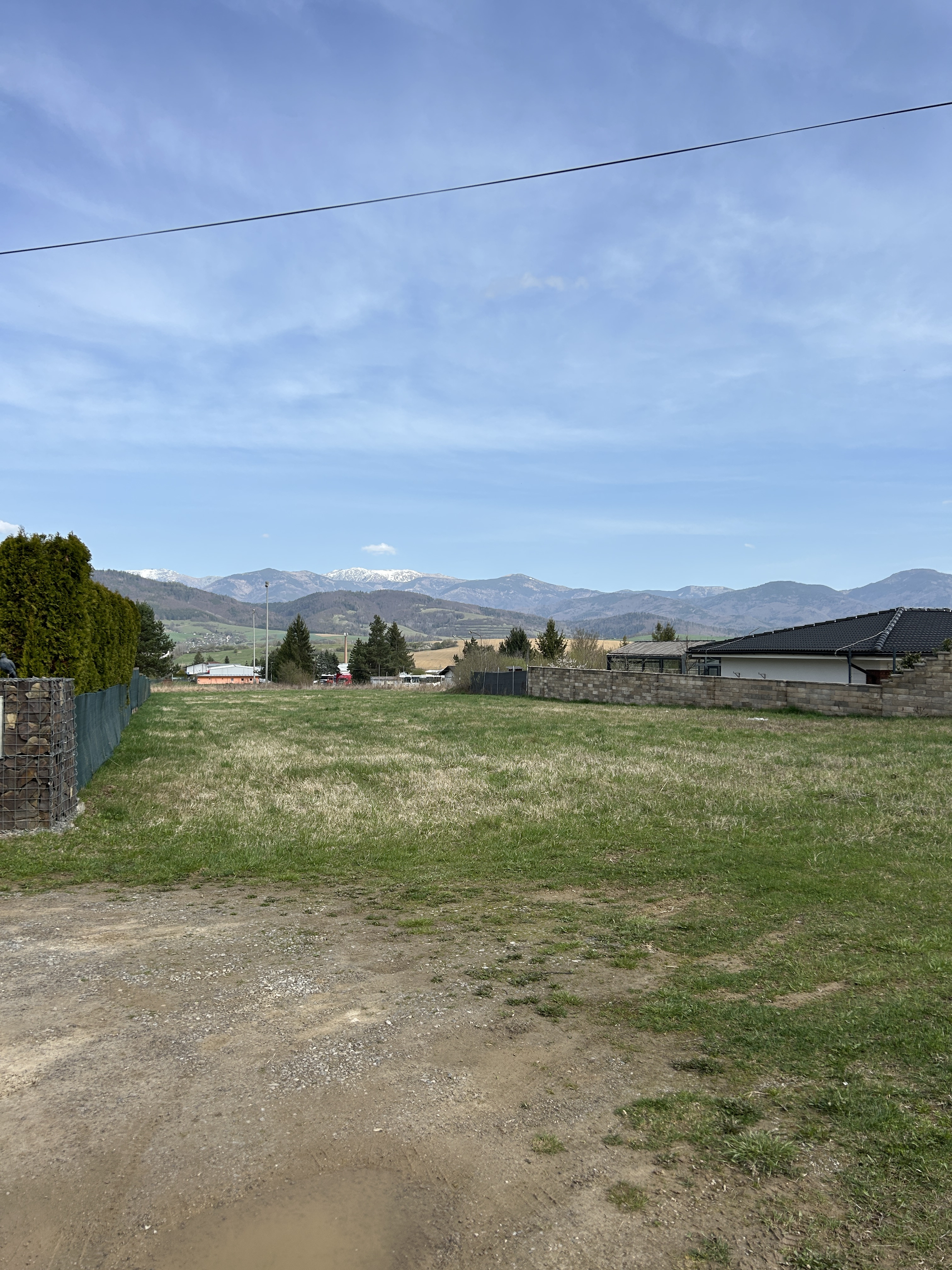 Krásny rovinatý stavebný pozemok v Brezne časť Rovne